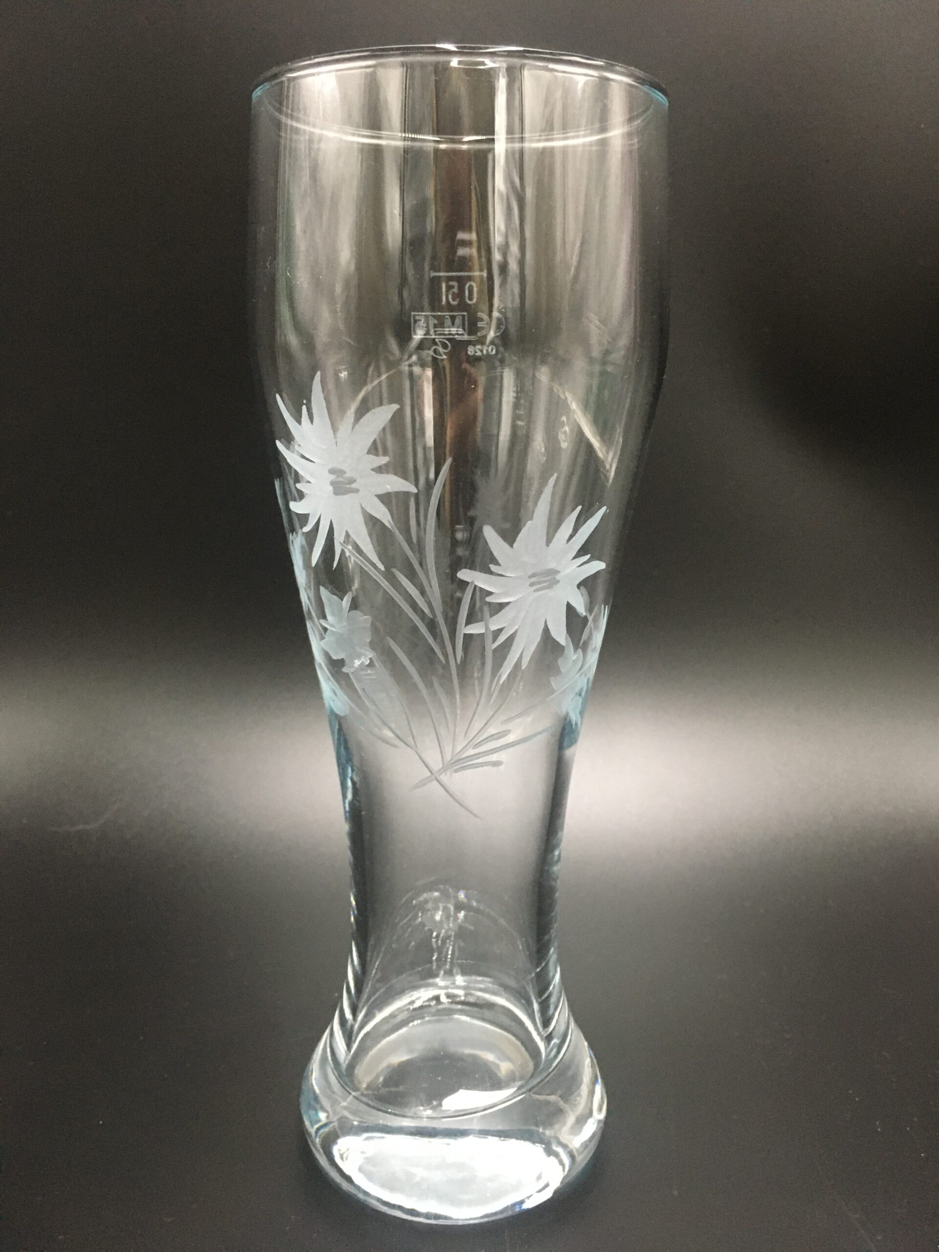 Schönes Weizenbierglas 0,5l mit Edelweiß – Glasbläserei Claudia Schlenz