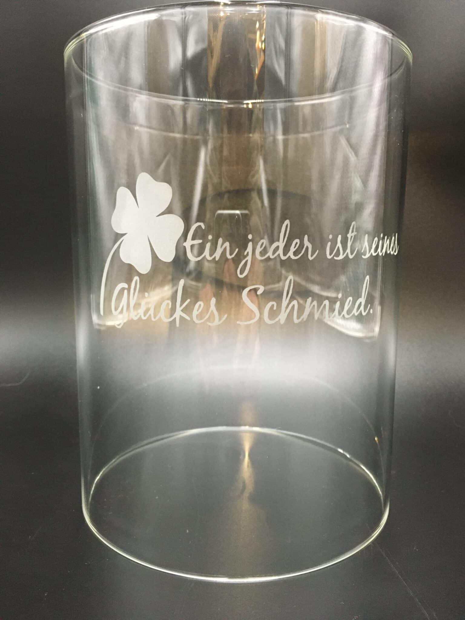 Glaszylinder graviert Motiv Spruch “Jeder ist seines Glückes